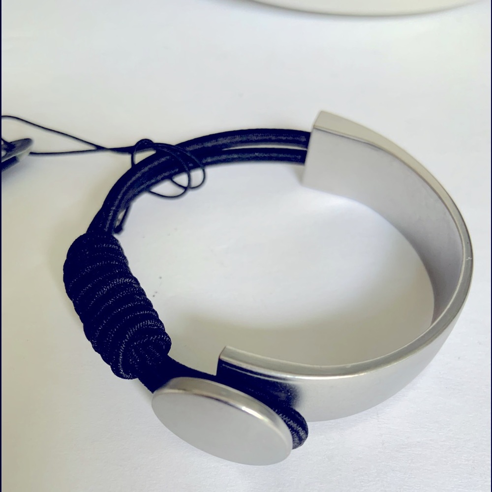 Bracelet, NWT, silver tone w/ elastic